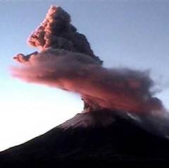Activité volcanique du Popocatépetl  Activité volcanique du Popocatépetl le 1er décembre 2007. By Guano (Source : www.dinosoria.com)
